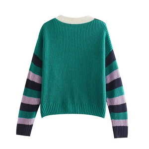 Cardigan in maglia verde con maniche a righe viola e nere, vista posteriore
