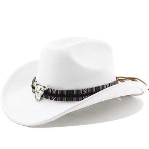 Détail du chapeau de cowboy blanc en suédine avec ruban tissé et tête de taureau