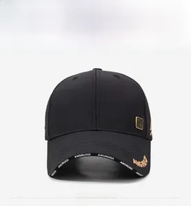 Détail de la broderie blanche sur la visière et plaque dorée sur la casquette noire