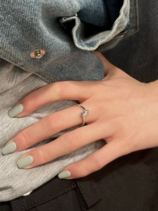 Dettaglio anello in argento sterling S925 con nodo indossato con giacca di jeans