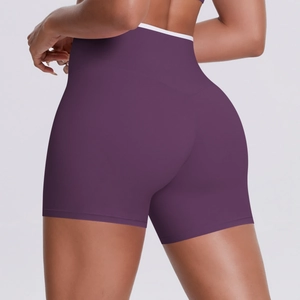 Short de yoga violet à taille haute avec ceinture contrastée blanche et coupe moulante