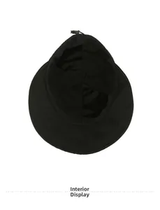 Dettaglio dell'interno del cappello nero con fodera in rete traspirante e coulisse regolabile