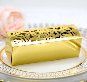 Detailierte lasergeschnittene Happy Diwali Geschenkbox in Gold auf einem weißen Dekoteller