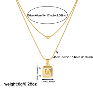 Collier double rang doré avec pendentif papillon et détails en nacre blanche chic