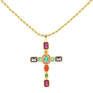 Collana a croce dorata con zirconi colorati su una catena a corda intrecciata