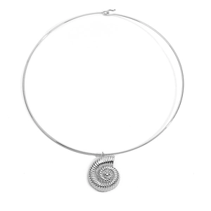 Dettaglio macro del girocollo in metallo argento con ciondolo a forma di conchiglia nautilus