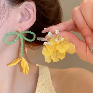 Orecchini a fiori in zircone con perle e tulipani per uno stile dolce da spiaggia