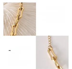 Détail du collier et bracelet chaîne de vélo en acier titane plaqué or 18 carats