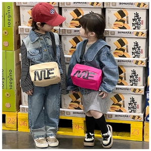 Sacs bandoulière tendance pour enfants en beige et rose portés par des enfants