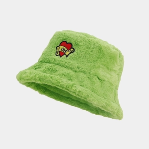 Détail du chapeau bob en fausse fourrure verte avec broderie coeur rouge et LOVE jaune