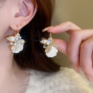 Boucles d'oreilles vintage fleurs et papillons avec pétales en résine et cristaux