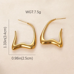 Detail view of wavy geometric gold earrings with size 3.4cm and weight 7.5g specs