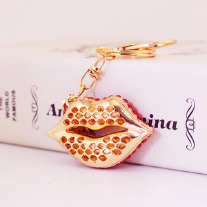 Goldener Lippen Schlüsselanhänger mit Wabenmuster und roten Kristallen für Taschen