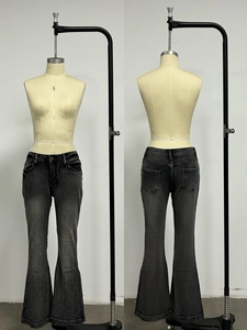 Vue détaillée avant et arrière du jean évasé gris foncé avec effet délavé vintage