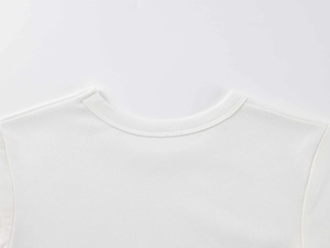 Détail du col rond d'un t-shirt blanc avec bord-côte de qualité et coutures de précision