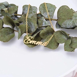 Collier prénom personnalisé en or avec pendentif Emma sur feuilles d'eucalyptus