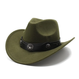 Détail d'un chapeau de cow-boy vert armée avec des clous en étoile argentés sur ruban de cuir