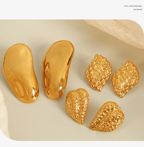 Trois paires de boucles d'oreilles dorées vintage aux textures lisses, tressées et martelées