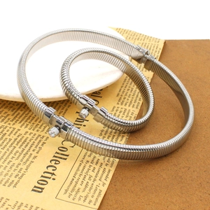 Bracelets minimalist en argent à chaîne serpent en acier et accents de cristal