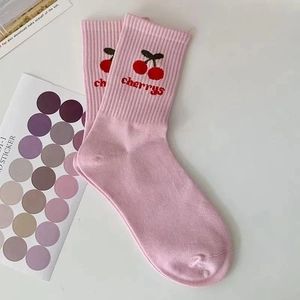 Dettaglio calzini in cotone rosa con ricamo a ciliegia rossa e scritte cherries