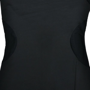 Détail d'une robe noire moulante avec empiècements en résille et texture du tissu