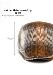 Détail de la casquette plate avec une profondeur de 10 cm et texture à chevrons marron