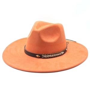 Detail eines orangen Filzhutes mit braunem Lederband, Nieten und geflochtenem Seil