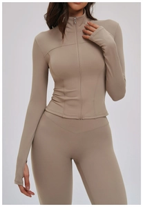 Detail der Slim-Fit-Yoga-Jacke mit Daumenlöchern und High-Waist-Leggings-Set