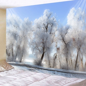 Dettaglio dell'arazzo murale con scena di foresta innevata per decorazioni da camera