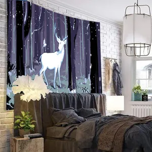 Gros plan d'une tapisserie de forêt avec renne blanc et oiseaux pour décor mural