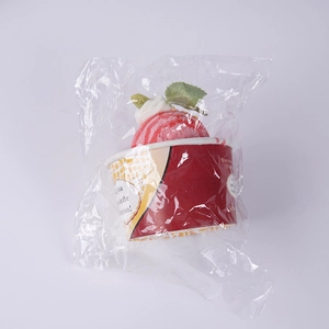 Modello di cupcake alla fragola artificiale in tazza di carta e sacchetto di plastica