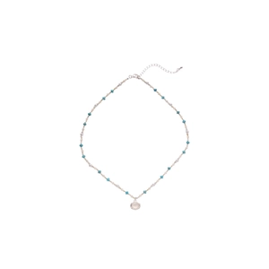 Elegante collana di perle a conchiglia con pendente ovale su sfondo bianco pulito