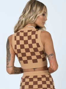 Vue détaillée du dos d'un ensemble gilet en tricot à carreaux marron et beige sur mannequin