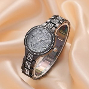 Montre à quartz noire élégante pour femme avec strass brillants et chiffres romains