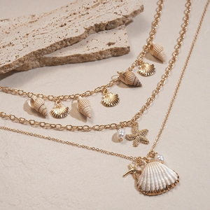 Collier doré à trois couches avec pendentifs coquillages étoiles de mer et perles