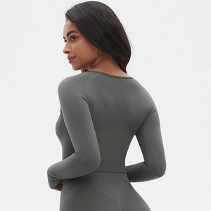 Détail de la coupe sans couture au dos de l'ensemble de sport gris foncé avec leggings