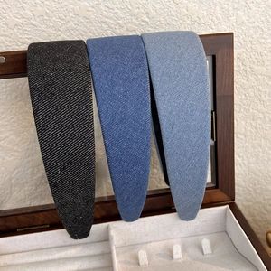 Texture détaillée des serre-têtes en denim en noir, bleu foncé et bleu clair