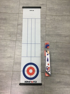 Vue détaillée du tapis de curling portable avec billes rouges et bleues pour table