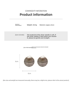 Détail de créoles rondes de 6cm avec zircone cubique micro-pavée et tiges en argent pur