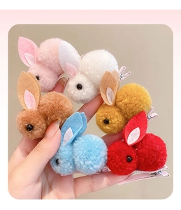 Gros plan d'un lot de six barrettes lapin en peluche aux couleurs vives variées