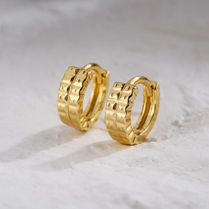Minimalistische mini geometrische Creolen 18K vergoldet mit strukturierter Gitteroberfläche