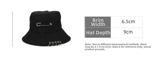 Détail du chapeau bob noir avec cinq anneaux argentés et dimensions de profondeur