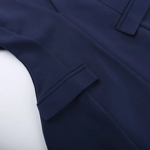 Λεπτομέρεια του μπλε φόρεμα με ύφασμα twill υψηλής ποιότητας και ραφές ακριβείας