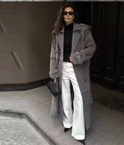 Détail du trench-coat en daim gris avec de grands revers et des boutons croisés