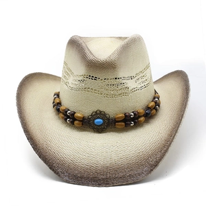 Détail d'un chapeau de cowboy en paille tressée avec perles ethniques et turquoise