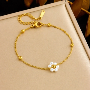 Élégant bracelet en acier inoxydable doré avec fleur en perles blanches et perles d'or