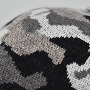 Makroansicht des Camo-Strickmusters in Schwarz Grau und Weiß auf einer warmen Mütze
