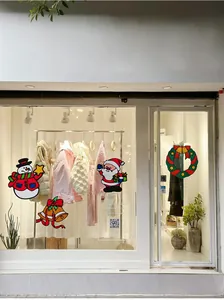 Vue détaillée de stickers de Noël statiques avec Père Noël et bonhomme de neige sur vitrine