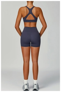 Rückansicht von hoch taillierten Sportshorts und Sport-BH mit Aussparung in Graublau