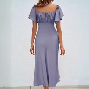 Robe mi-longue en satin bleu avec encolure carrée, manches volantées et design dos ouvert